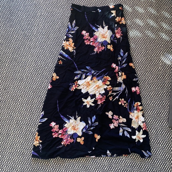 Hawaiian skirt and cropped shirt set - Picture 2 of 6